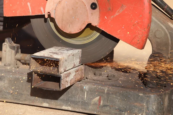 Schneiden von Metall und Stahl mit Verbundgehrungssäge mit scharfer — Stockfoto