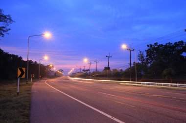 Elektrik direğine olan yol