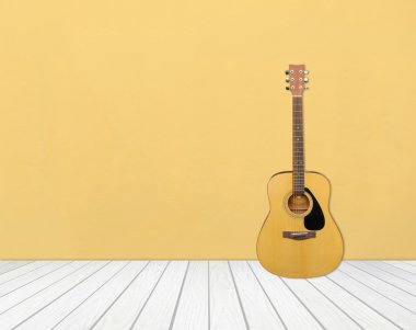 boş boş odada gitar