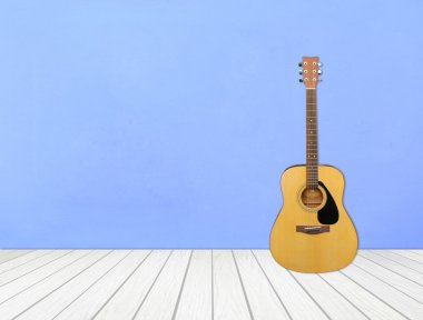 boş boş odada gitar