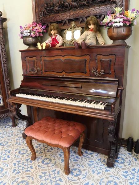 Klassieke houten piano — Stockfoto