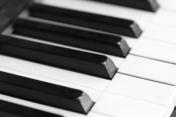 Teclas de piano y grano de madera —  Fotos de Stock