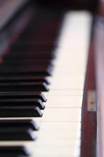 Teclas de piano y grano de madera —  Fotos de Stock