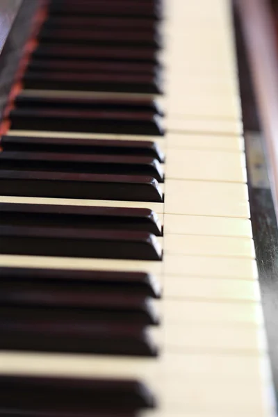 Teclas de piano y grano de madera —  Fotos de Stock