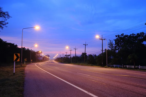 Droga z słup światła — Zdjęcie stockowe