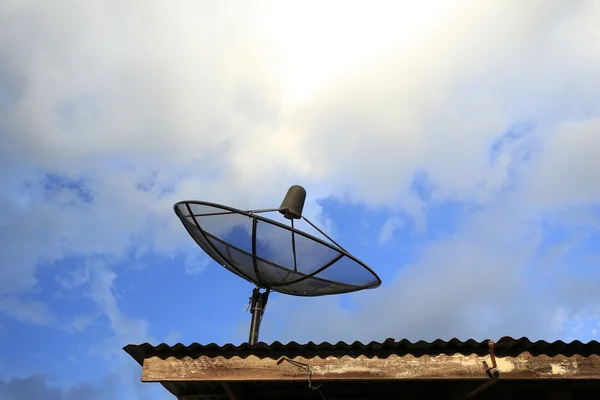 Satellietschotel met blauwe lucht — Stockfoto