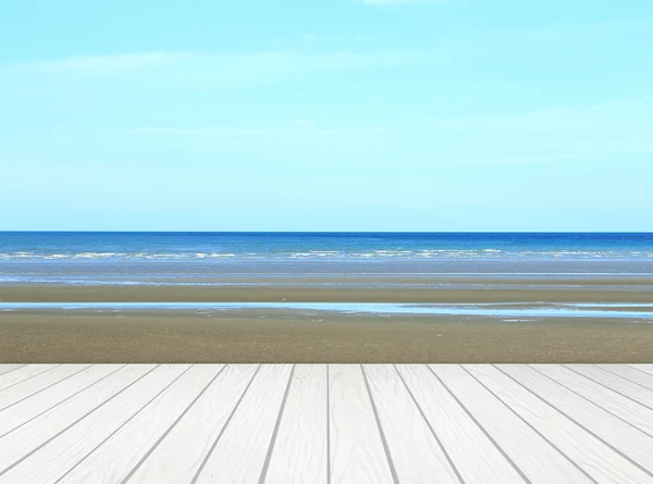 Weiße Holzterrasse mit Strand — Stockfoto