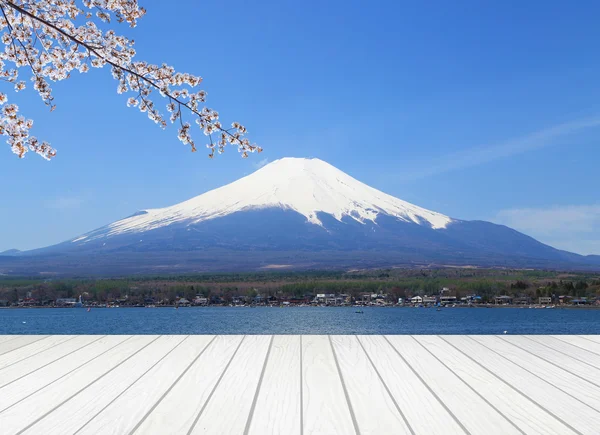 Weiße Holzterrasse mit mt fuji — Stockfoto