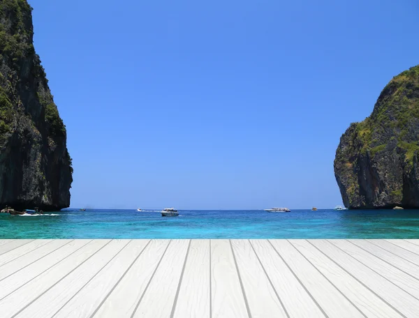 Terraço de madeira branca com baía Maya — Fotografia de Stock