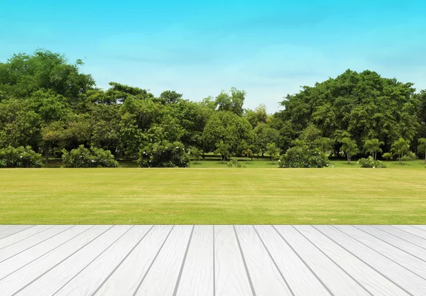 Terrazza in legno bianco con campo in erba — Foto Stock