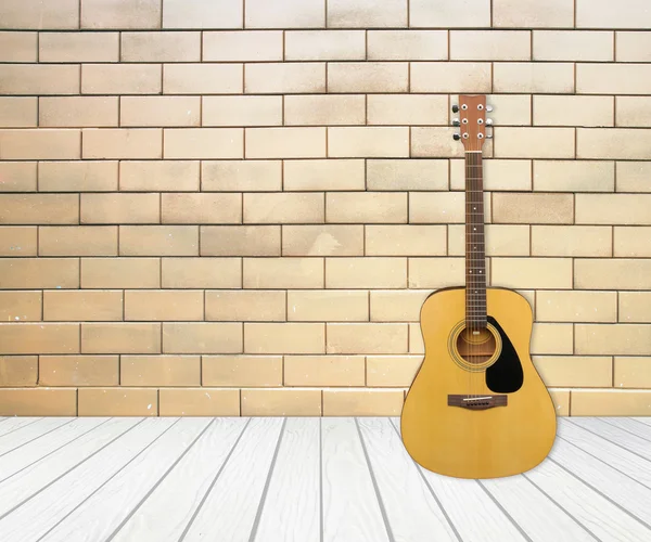 Guitar in blank empty room — Stock Photo, Image