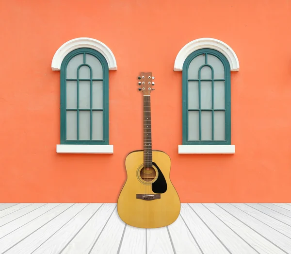 Guitarra con ventana en pared de cemento —  Fotos de Stock
