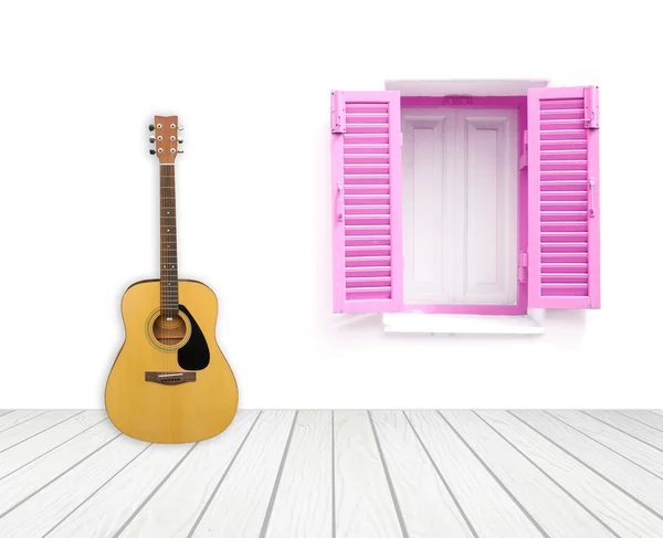 Gitara z okna na ścianę cementu — Zdjęcie stockowe
