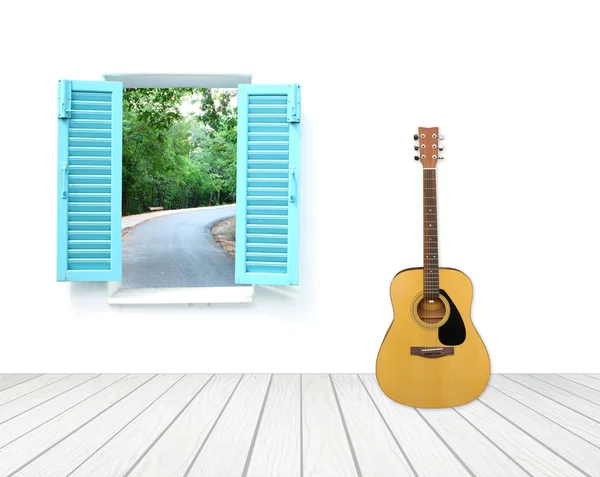 Gitara z okna na ściany i drewniane posadzki cementowe — Zdjęcie stockowe