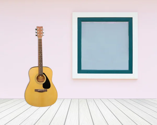 Gitara z okna na ścianę cementu — Zdjęcie stockowe