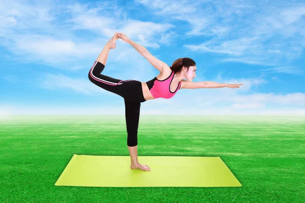 Junge Frau macht Yoga-Übungen mit Yogamatte — Stockfoto