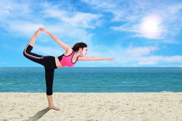 Kobieta robi ćwiczenia jogi na plaży — Zdjęcie stockowe