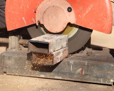 bir metal ve çelik ile bileşik gönye kesme keskin ile gördüm