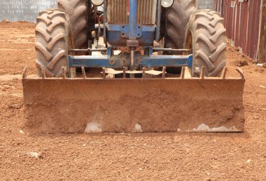 Yakın çekim traktör pulluk