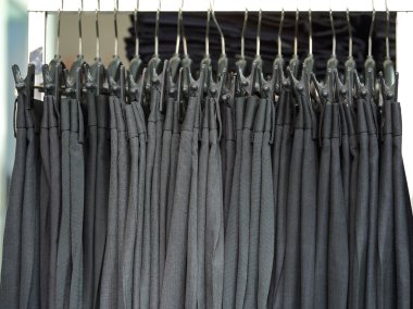 Mens mağazada asılı pantolon pantolon elbise