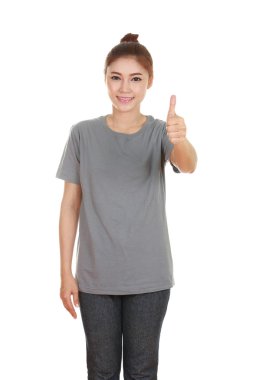 başparmak yukarıya ile boş t-shirt kadında