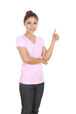 başparmak yukarıya ile boş t-shirt kadında