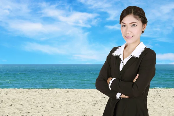 Mujer de negocios, brazos cruzados, con playa de mar y cielo —  Fotos de Stock