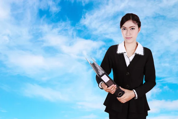 空のフォルダーのドキュメントを保持しているビジネス女性 — ストック写真
