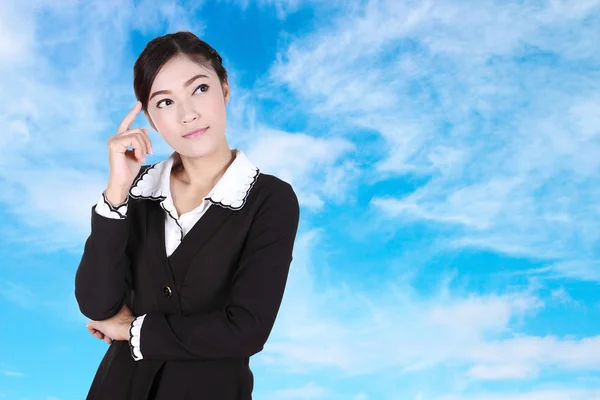 Mulher de negócios pensando com céu azul — Fotografia de Stock