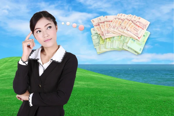 Affärskvinna tänka på pengar — Stockfoto