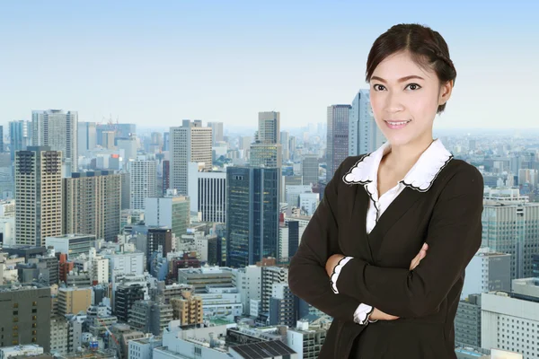 Business woman , crossed arms, with city — Stock Photo, Image