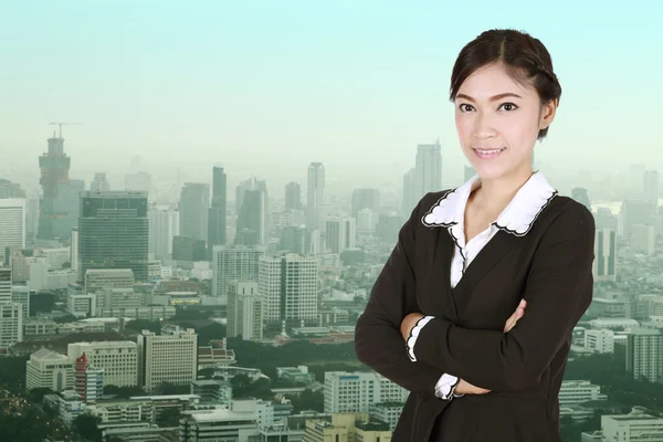 Business woman , crossed arms, with city — Stock Photo, Image