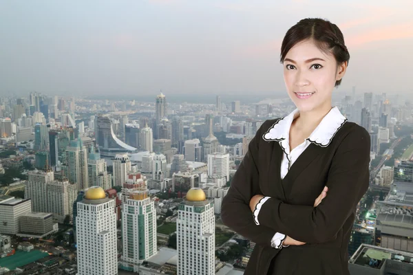 Business woman , crossed arms, with city — Stock Photo, Image