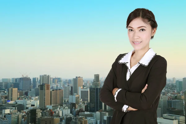 Business woman , crossed arms, with city — Stock Photo, Image