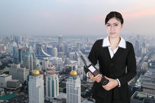 Business woman holding folder documents with city — Stock Photo, Image