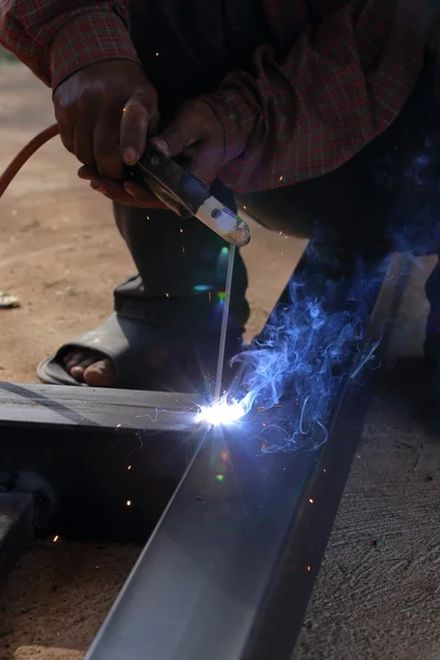 工人用手焊接金属 — 图库照片