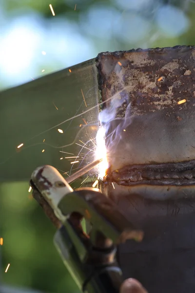 Hand des Arbeiters beim Schweißen von Metall — Stockfoto