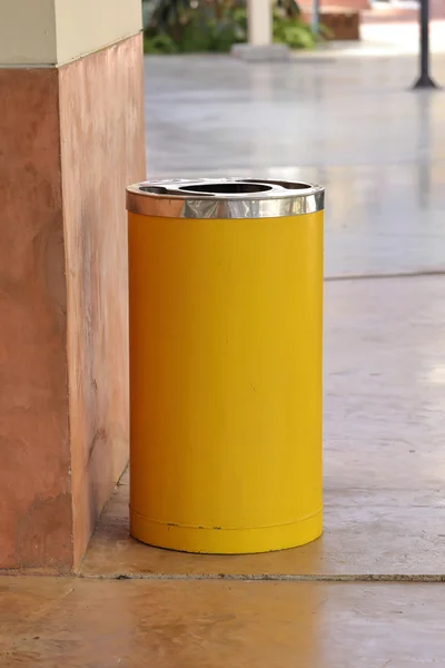 Bin cilindro de metal amarelo — Fotografia de Stock