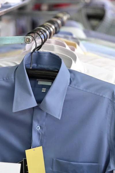 Mens geruite shirts op hangers in een winkel — Stockfoto