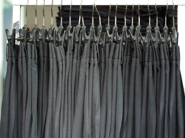Мужские брюки, висящие в магазине — стоковое фото