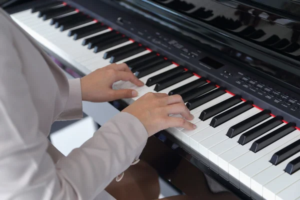 Manos de mujer tocando el piano —  Fotos de Stock