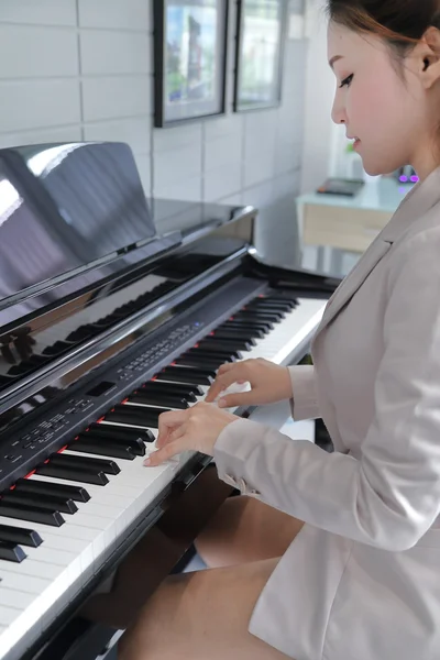 Young beautiful woman playing on piano — Stock Photo, Image