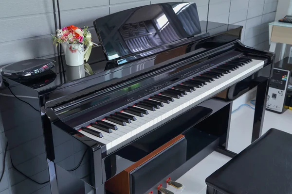 Un piano electrónico negro —  Fotos de Stock