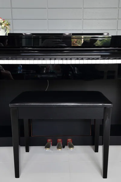 Un piano electrónico negro —  Fotos de Stock
