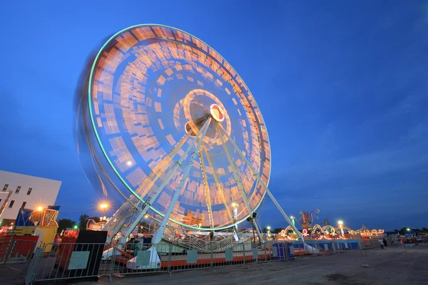 Rueda de la fortuna en el parque de atracciones —  Fotos de Stock