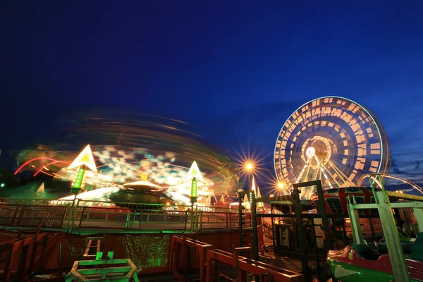 Parque de diversões à noite — Fotografia de Stock