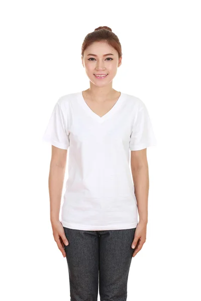 Молодая красивая женщина в пустой футболке — стоковое фото