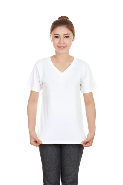 Jovem bela fêmea com t-shirt em branco — Fotografia de Stock