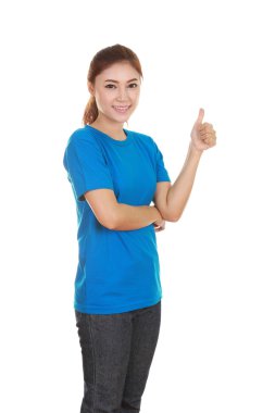 başparmak yukarıya ile boş t-shirt kadında