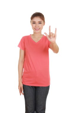 t-shirt kadında el işareti ile seni seviyorum